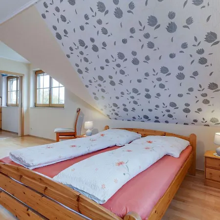 Quaint In With Garden Apartment
